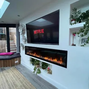 Modern 3 Bed - Sleeps 6 With Hot Tub Holiday home Bath