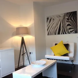 Mode - Urquhart Court Apartment